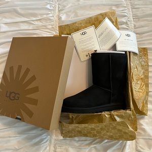 NWT New in Box UGG W Classic Short 5825 W Black Boots size 8 - Never Worn